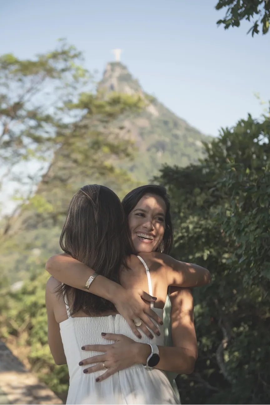 Luiza Medeiros e Paula Horta em abraço caloroso, representando o afeto da Bio Desenvolvimento Humano